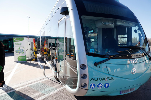 Archivo - Un autobús aparcado durante la inauguración de una estación de carga de vehículos eléctricos en la sede de Autobuses Urbanos de Valladolid (AUVASA), a 27 de marzo de 2023, en Valladolid, Castilla y León (España). La ciudad de Valladolid cuenta c