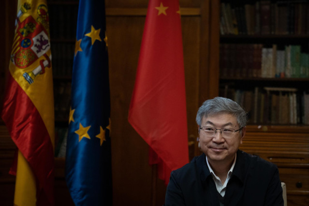 Archivo - El presidente de Chery, Tongyue Yin, durante la firma de un convenio, a 28 de noviembre de 2022, en Barcelona, Catalunya (España). El presidente del fabricante chino de automóviles Chery, Tongyue Yin, ha mantenido reuniones con la Generalitat y