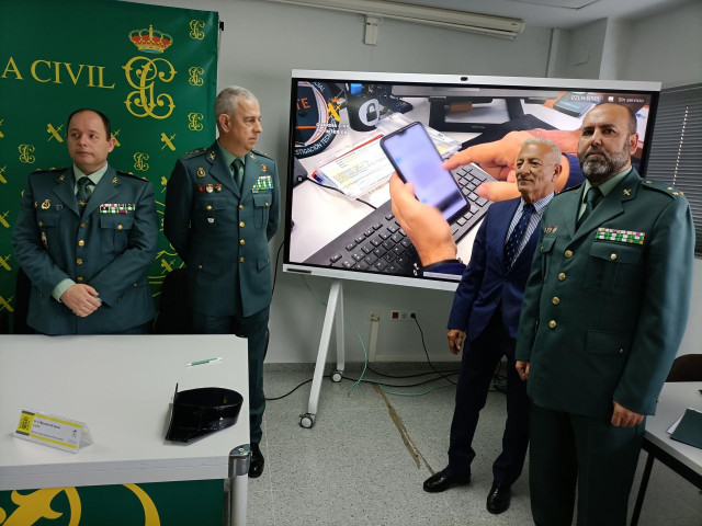 El delegado del Gobierno, Francisco Mendoza Sánchez; el teniente coronel, Rafael Roldán Parra, y el capitán de la UOPJ de la Comandancia de Cáceres, Marcelino Gil García, presentan la operación Curkan