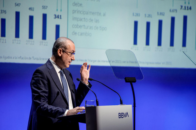 Archivo - El consejero delegado de BBVA, Onur Genç, presentan los resultados de BBVA en 2022, en el Auditorio Ciudad BBVA, a 1 de febrero de 2023, en Madrid (España).