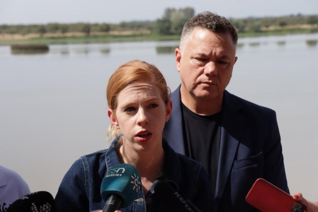 La secretaria de Organización de Podemos, Lilith Vestringe, atiende a los medios en El Rocío.