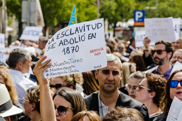 Abogados de oficio con pancartas durante una protesta para reclamar mejoras laborales, frente al Congreso de los Diputados, a 27 de abril de 2023, en Madrid (España). El sindicato de abogados Venia Advocatorum Unio y las 14 asociaciones que conforman la p