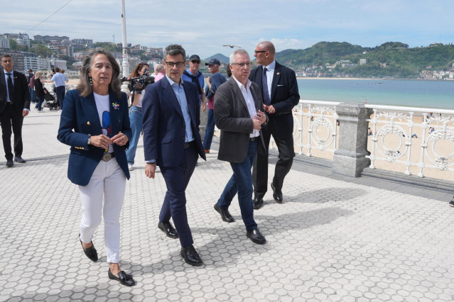 (I-D) La candidata del PSE-EE a la Alcaldía de San Sebastián y actual portavoz socialista en el Ayuntamiento, Marisol Garmendia; el ministro de la Presidencia, Relaciones con las Cortes y Memoria Democrática, Félix Bolaños, y el candidato a diputado gener