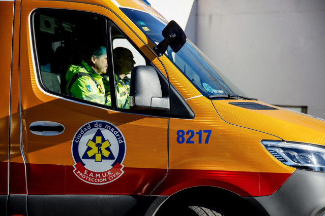 Archivo - Una ambulancia sale de la Base 0 de SAMUR - Protección Civil