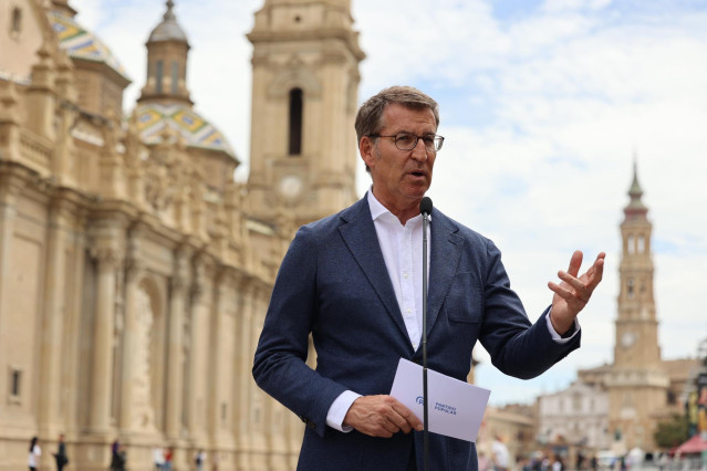 El presidente del Partido Popular, Alberto Núñez Feijóo, comparece ante los medios en su visita al Mercado Central, junto al candidato del PP a la Presidencia del Gobierno de Aragón y alcalde de Zaragoza, Jorge Azcón y la candidata del PP a la Alcaldía de