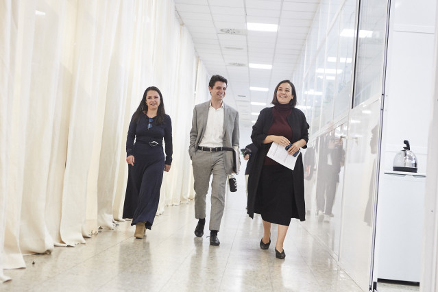 (I-D) La Directora Financiera Corporativa de Adolfo Domínguez, Victoria Pérez Seoane, el Consejero Delegado de Adolfo Domínguez, Antonio Puente y la presidenta ejecutiva de Adolfo Domínguez, Adriana Domínguez durante la presentación de resultados del prim