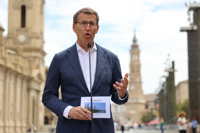 El presidente del Partido Popular, Alberto Núñez Feijóo, comparece ante los medios en su visita al Mercado Central, junto al candidato del PP a la Presidencia del Gobierno de Aragón y alcalde de Zaragoza, Jorge Azcón y la candidata del PP a la Alcaldía de