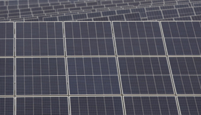 Archivo - Paneles solares de la planta Andévalo de Iberdrola, primer proyecto fotovoltaico de la compañía en Andalucía. En Puebla de Guzmán (Huelva, Andalucía, España), a 30 de septiembre de 2020.