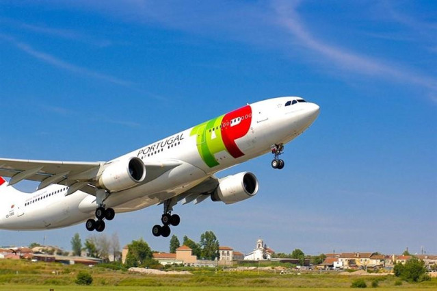 Archivo - Avión de TAP.