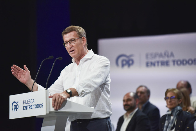 El presidente del Partido Popular, Alberto Núñez Feijóo, clausura un acto en el Teatro Olimpia de Huesca