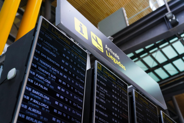 Archivo - Panel de llegadas en la T4 del aeropuerto Adolfo Suárez, Madrid-Barajas durante el primer día laboral tras el estado de alarma, a 10 de mayo de 2021, en Madrid (España).