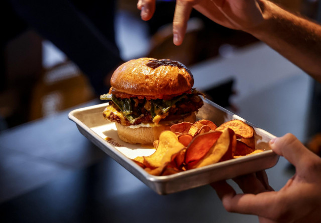 Archivo - Hamburguesa en una hamburguesería.