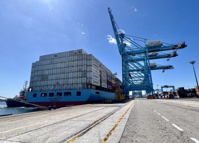 El buque Luna Maersk lleno de contenedores en Algeciras