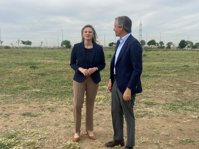 La consejera de Medio Ambiente, Vivienda y Agricultura y 'número seis' en la lista del PP a la Asamblea, Paloma Martín, visita Alcorcón junto al candidato a la Alcaldía del PP, Antonio González Terol.