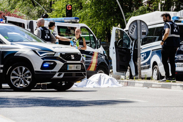 Agentes de la Policía Nacional custodian el cuerpo de una de las víctimas atropelladas en el Paseo de Extremadura, en Madrid
