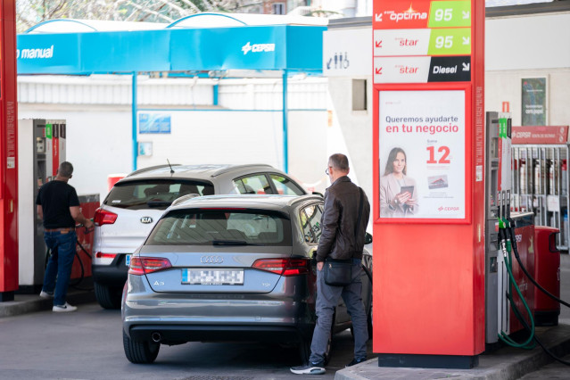 Una persona reposta en una gasolinera