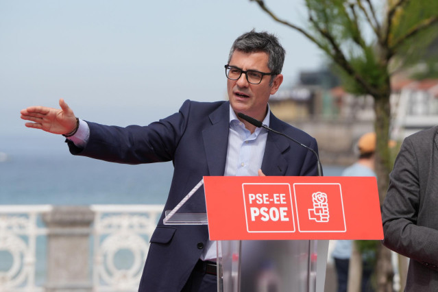 El ministro de la Presidencia, Relaciones con las Cortes y Memoria Democrática, Félix Bolaños, interviene durante un acto político del PSE-EE, a 27 de abril de 2023, en San Sebastián, Guipúzcoa, País Vasco (España).