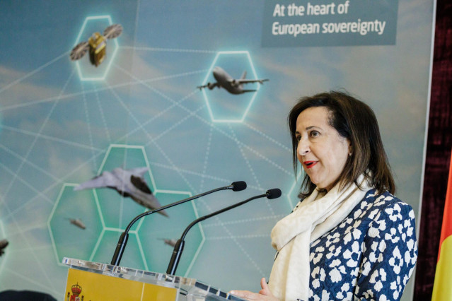 La ministra de Defensa, Margarita Robles, interviene durante el acto de la firma del contrato del programa del Futuro Sistema Aéreo de Combate, en el Cuartel General del Ejército del Aire y del Espacio
