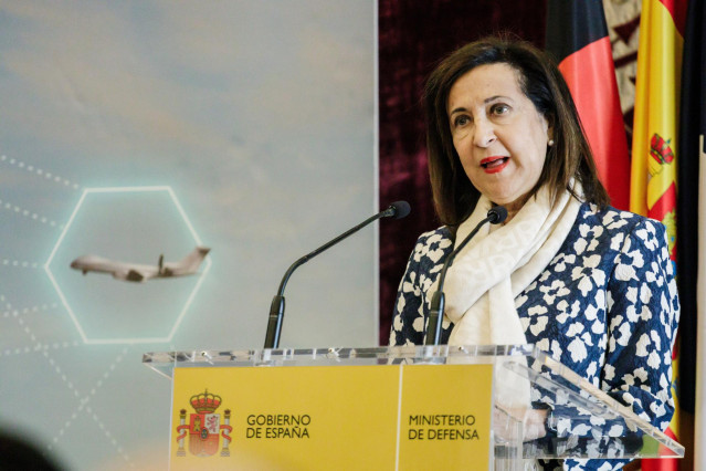 La ministra de Defensa, Margarita Robles, interviene durante el acto de la firma del contrato del programa del Futuro Sistema Aéreo de Combate, en el Cuartel General del Ejército del Aire y del Espacio