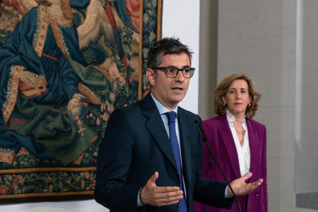 El ministro de la Presidencia, Relaciones con las Cortes y Memoria Democrática, Félix Bolaños y la presidenta del Consejo de Administración del Patrimonio Nacional, Ana de la Cueva, presentan el tapiz ‘El triunfo del tiempo’, en la Galería de las Coleccio
