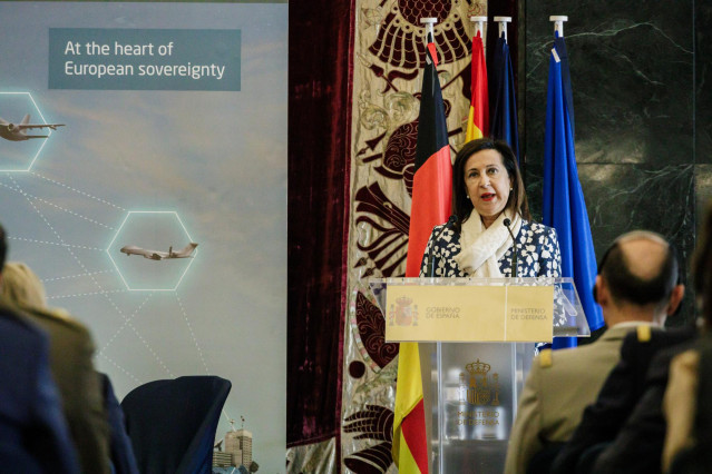 La ministra de Defensa, Margarita Robles, interviene durante el acto de la firma del contrato del programa del Futuro Sistema Aéreo de Combate, en el Cuartel General del Ejército del Aire y del Espacio