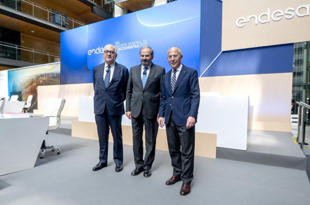(I-D) El consejero delegado de Endesa, José Damián Bogas, el presidente de Endesa, Juan Sánchez-Calero y el consejero delegado de Enel, Francesco Starace, durante la Junta General de Accionistas 2023 de Endesa, en la sede de Endesa,  a 28 de abril de 2023