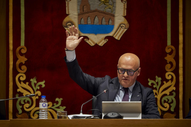 El presidente de la Diputación de Ourense y presidente del PP de Ourense, Manuel Baltar, durante un pleno ordinario de la Diputación de Ourense, a 28 de abril, en Ourense, Galicia (España). La Diputación de Ourense celebra hoy el pleno ordinario de abril,