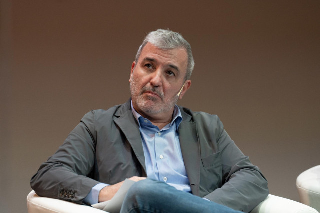 El alcaldable de Barcelona, Jaume Collboni (PSC), durante el debate sobre el futuro de las motos en la ciudad, en el Eixample Teatre, a 14 de abril de 2023, en Barcelona, Catalunya (España). El debate 'La ciudad de las motos' ha sido organizado por Motori