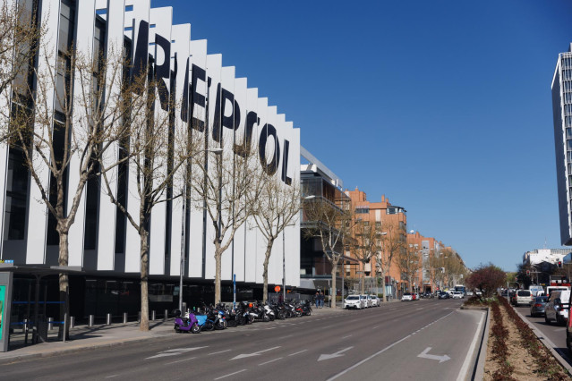 Archivo - Fachada de la sede de Repsol, a 27 de marzo de 2023, en Madrid (España). La Comisión Europea (CE) ha anunciado que Repsol recibirá una ayuda de más de 14 millones de euros para instalar ocho hidrogeneras en distintos puntos de España para impuls