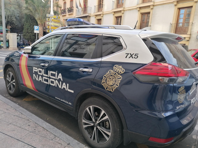Un vehículo de Policía Nacional estacionado.