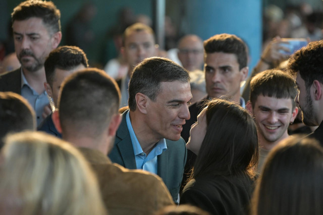 El secretario general del PSOE y presidente del Gobierno, Pedro Sánchez, a su llegada a un acto del PSdeG-PSOE, en Palexco, a 28 de abril de 2023, en A Coruña, Galicia (España). Durante el acto se han presentado las candidaturas del PSdeG-PSOE a las elecc