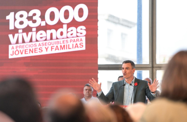 El secretario general del PSOE y presidente del Gobierno, Pedro Sánchez, interviene durante un acto del PSdeG-PSOE, en Palexco, a 28 de abril de 2023, en A Coruña, Galicia (España). Durante el acto se han presentado las candidaturas del PSdeG-PSOE a las e