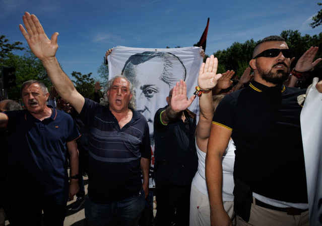 Varios simpatizantes de la Falange con el brazo levantado, antes de la llegada del coche fúnebre con los restos de José Antonio Primo de Rivera, en el cementerio sacramental de San Isidro, a 24 de abril de 2023, en Madrid (España).