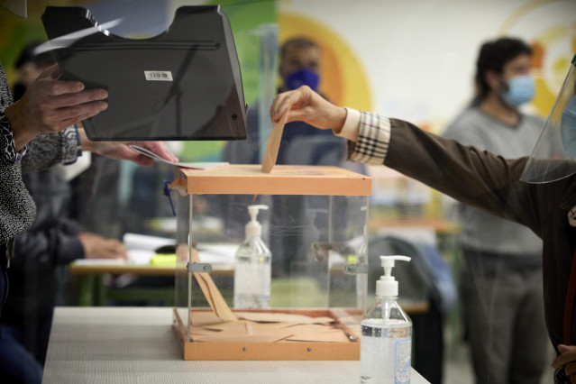 Archivo - Mesa electoral en los últimos cimicios locales