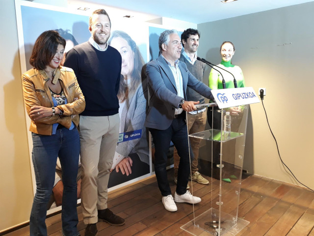 El coordinador general del Partido Popular, Elías Bendodo, y representantes del PP vasco en San Sebastián