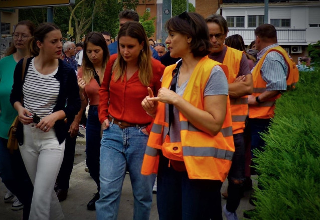 La ministra de Igualdad, Irene Montero, y la candidata de Podemos a la Presidencia de la Comunidad, Alejandra Jacinto,  visitan a los vecinos afectados por la Línea 7B de Metro.