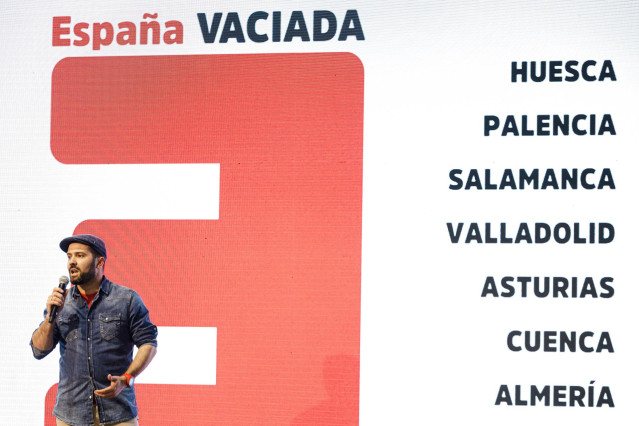 El secretario de Organización de la España Vaciada, Sergio Díez, interviene durante un acto de precampaña de España Vaciada, en el Espacio Rastro Madrid, a 29 de abril de 2023, en Madrid (España). Durante este acto, el partido ha presentado oficialmente s