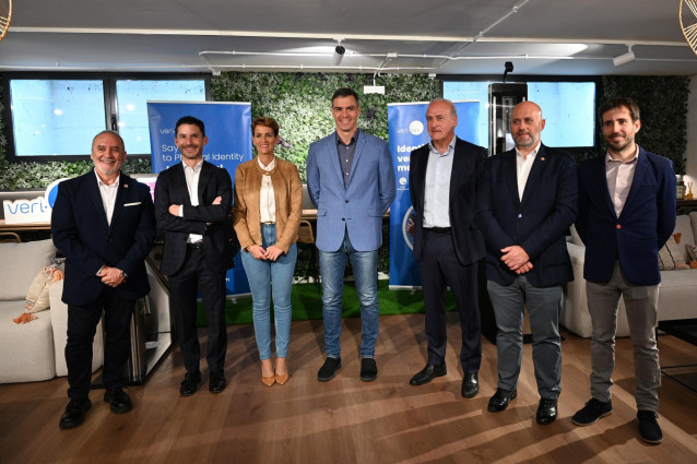 Pedro Sánchez y María Chivit en su visita a las instalaciones de Veridas en Tajonar (Navarra).