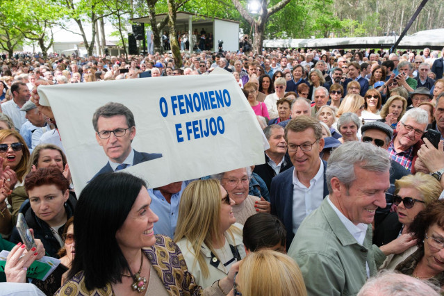 El presidente del Partido Popular, Alberto Núñez Feijóo (2d) y el presidente de la Xunta de Galicia, Alfonso Rueda (d) en la Romería del PPdeG, en el área recreativa de A Magdalena, a 29 de abril de 2023, en O Pino, A Coruña, Galicia (España). Esta se tra