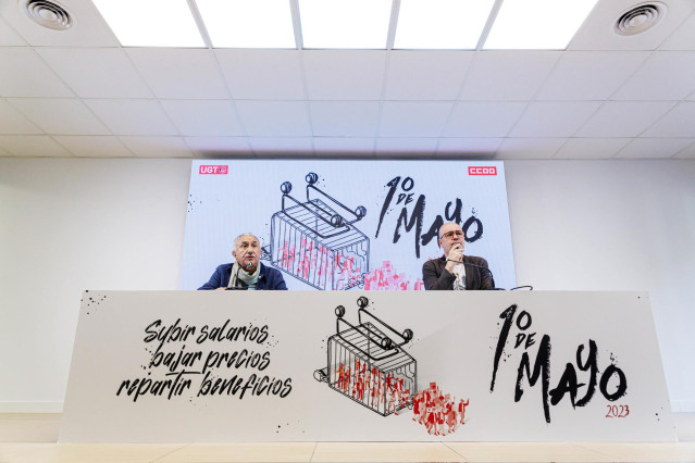 Los secretarios generales de UGT y CC00, Pepe Álvarez (i), y Unai Sordo (d), ofrecen una rueda de prensa en la sede de Comisiones Obreras (CCOO).
