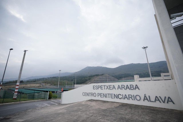 Archivo - Entrada del centro penitenciario de Zaballa, en Álava