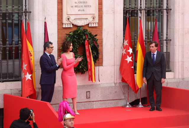 Archivo - (I-D) El ministro de la Presidencia, Relaciones con las Cortes y Memoria Democrática del Gobierno de España, Felix Bolaños; la presidenta de la Comunidad de Madrid, Isabel Díaz Ayuso; y el alcalde de Madrid, José Luis Martínez-Almeida, colocan u