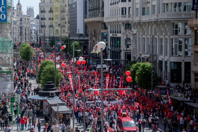Archivo - Numerosas personas marchan durante la manifestación por el Día Internacional de los Trabajadores o Primero de Mayo, en la Gran Vía, a 1 de mayo de 2022, en Madrid (España).