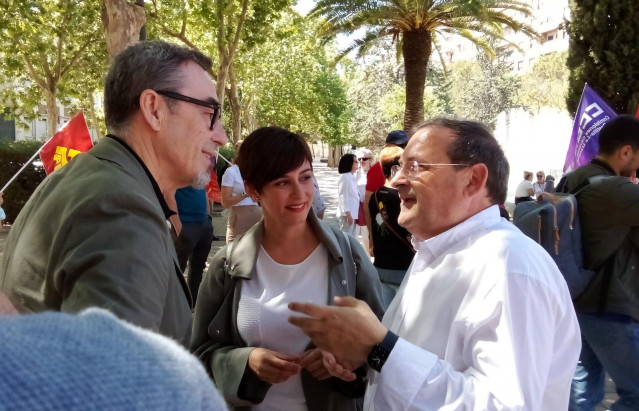 La ministra de Política Territorial y portavoz del Gobierno de España, Isabel Rodríguez, en Puertollano, junto al alcalde, Adolfo Muñiz y el secretario regional de CCOO, Paco de la Rosa.