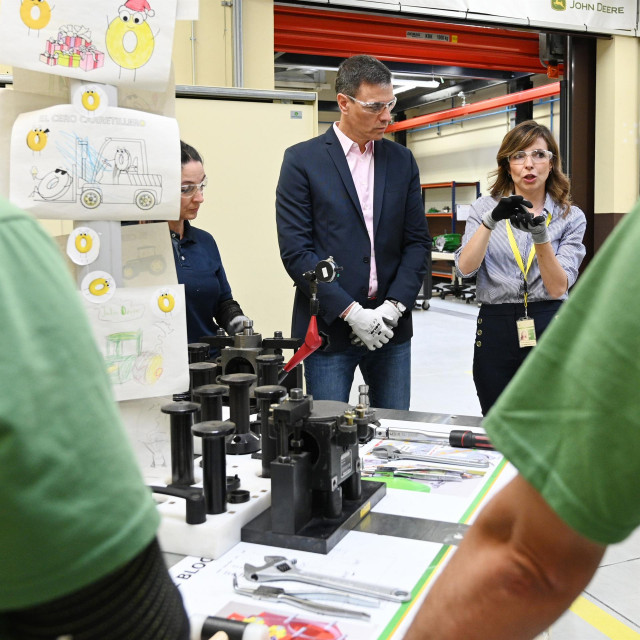 El presidente del Gobierno, Pedro Sánchez, en una visita a la fábrica de John Deere en Getafe (Madrid) en la que un grupo de jóvenes cursa Formación Profesional Dual.
