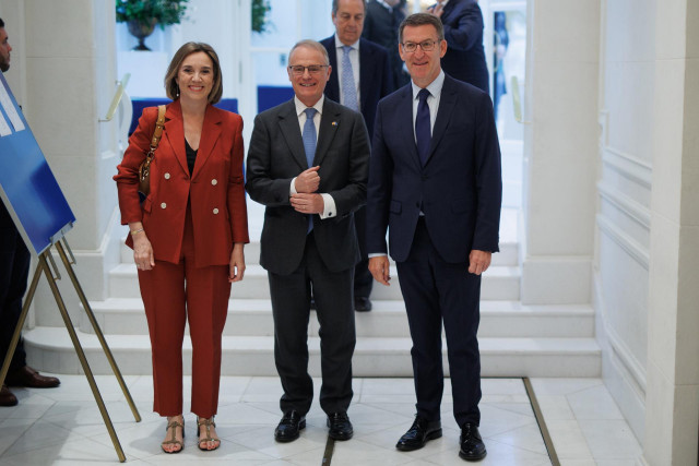 (I-D) La portavoz del PP en el Congreso y secretaria general del partido, Cuca Gamarra; el candidato del PP a la Presidencia del Principado de Asturias, Diego Canga y el presidente del Partido Popular, Alberto Núñez Feijóo, a su llegada a la presentación