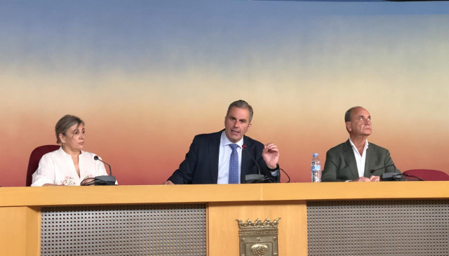 De izquierda a derecha: Arantxa Cabello, Javier Ortega Smith y Fernando Martínez Vidal, durante la presentación de 'Movilidad en libertad'.