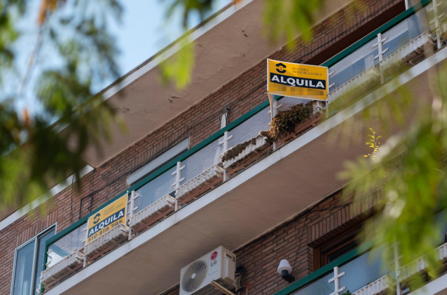 Archivo - Cartel de alquiler en un edificio de la capital en Madrid, (España)