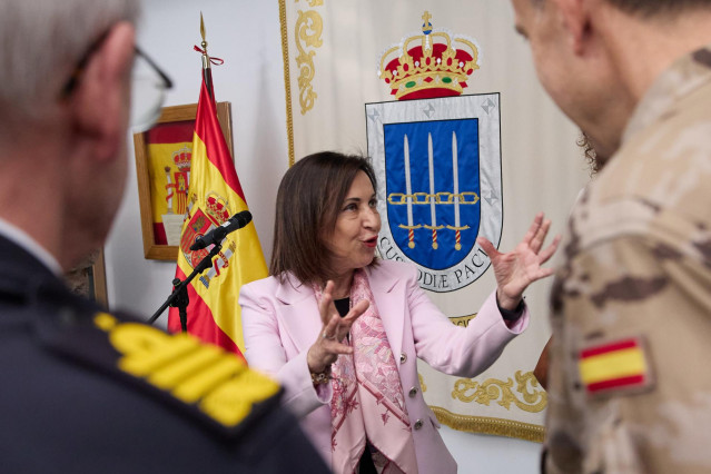 La ministra de Defensa, Margarita Robles (c), el JEMAD Teodoro Esteban López Calderón (i) y el Comandante del Mando de Operaciones, Francisco Braco Carbó (d) durante la visita de la ministra al Mando de Operaciones de Retamares, a 12 de mayo de 2023