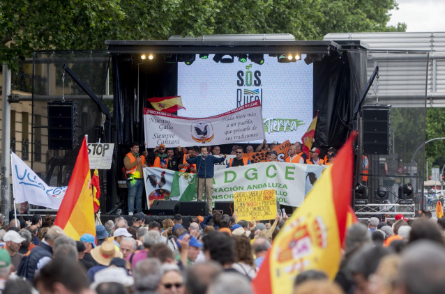 Numerosas personas atienden la lectura de un manifiesto durante la concentración por la defensa del territorio rural y el sector primario, a 14 de mayo de 2023, en Madrid, (España).